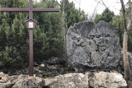 Via Crucis Medjugorje El cireneo carga con la cruz